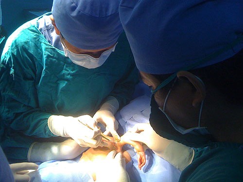 Các bác sĩ tập trung cao độ khi phẫu thuật cho bé Luyền